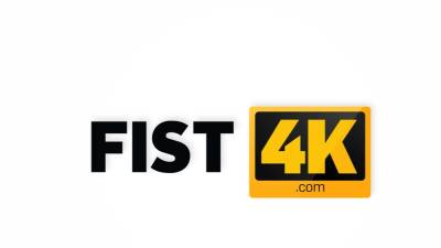 FIST4K. Chick pretends to be girls bestie just to fist - drtvid.com