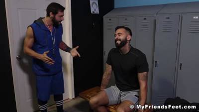 Foot worshipping with tattooed jocks - sunporno.com