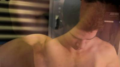 Ripped gym stud masturbates on the bench press - drtvid.com