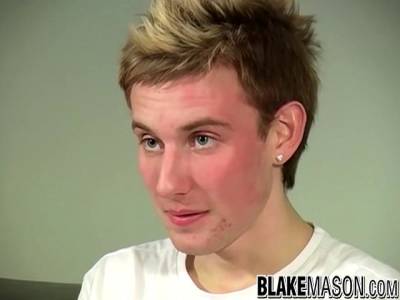 Skinny twink strokes thick cock solo - sunporno.com - Britain