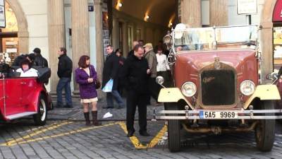 Guy picks up redhead old granny from street - drtvid.com - Czech Republic