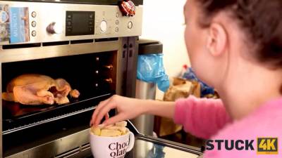 Stuck4k. girlfriends palm got stuck in the oven so she called for help - sexu.com