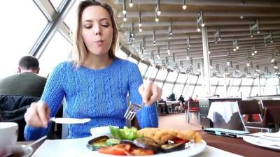 Slover Fait Pipi Dans La Neige Et Doigte Sa Chatte - hotmovs.com