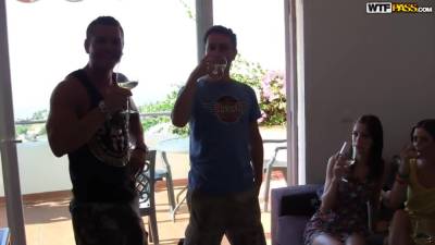 Trinkgelage Fuhrt Zum Heiben Gruppenfick - hotmovs.com