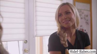 Gorgeous babe have sex with the masseuse - fetishpapa.com