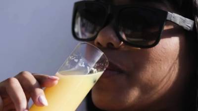 TS Natalie watch Jenna gives her blowjob - drtvid.com