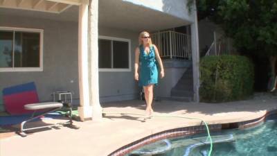 She Seduces This Babe To Convince Her That She Likes Pussy - upornia.com