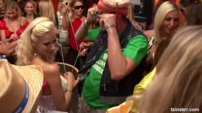 Drunk Girl With Big Boobs In The Club - upornia.com