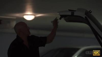 Mature Businessman Facializes Blonde After So Desired - upornia.com