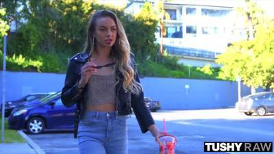 Naomi Swan Wants A Dick In Her Ass - upornia.com