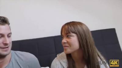 Poussin De Gare Routiere Vient Au Service De Chasseur Pour - hotmovs.com - Czech Republic