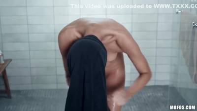 Naomi Woods - Young Brunette With Beautiful Smile Banged On A Chair With Naomi Woods And Kyle Mason - upornia.com