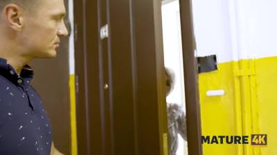 Short Haired Mature Hooked Up With Man Before Sign - hotmovs.com