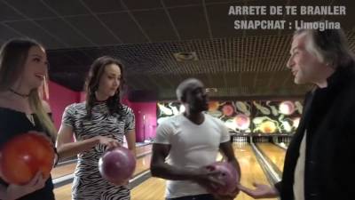 GWEN LIZA SE FAIT POUTRER AU BOWLING - sunporno.com - France