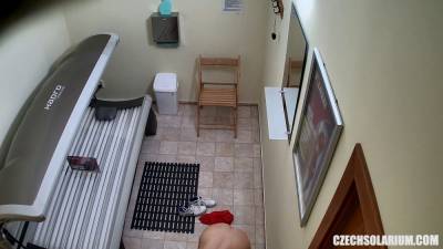 Voyeur Hidden Cam in Public Solarium - sexu.com - Czech Republic