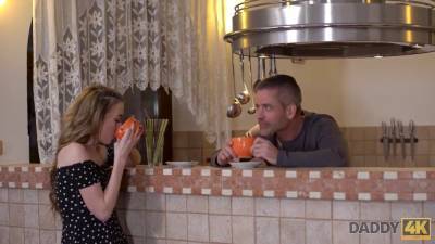 Daddy4k. erfahrener mann immer noch in der lage, junge mädchen wie söhne neue girlfriend zu ficken - sexu.com