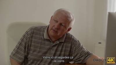 Mec expérimenté creampies fils petite amie après un rapport sexuel non planifié - sexu.com