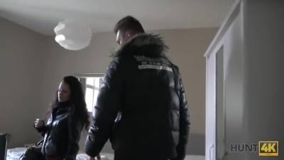 Un Couple Accepte Loffre Dun Chasseur Et Dune Fille Qui Le Rend Heu - hclips.com