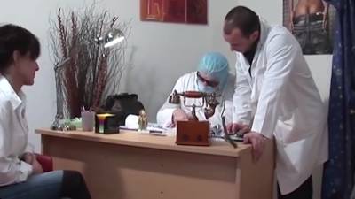 Joyce Se Fait Examiner Le Cul Et Chatte Par Deux Medecins - upornia.com