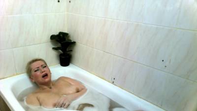 Busty Mommy Masturbates And Cums In The Shower - hclips.com