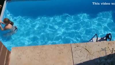 Espio A Vecina Tetona En La Piscina Y Follamos Sin Que Sus Padres Nos Pillen - hclips.com