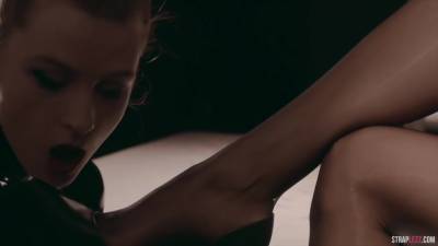 Rossy Bush In Straplezz - Latex Covered Submits Ree - hclips.com