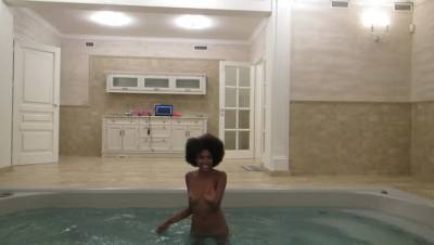 Luna Corazon - Huge Squirt on the Jacuzzi - veryfreeporn.com - Brazil