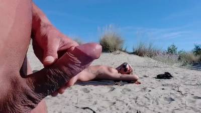 He pulls out his big cock in front of this stranger.. Risk!! - sunporno.com - France