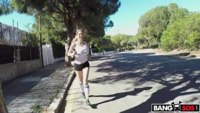 Busty Katrina Goes For A Jog - veryfreeporn.com