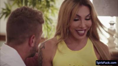 Big assed Tbabe Eva Paradis blows Wesley Woods massive cock - fetishpapa.com