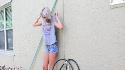 Elizabeth Dunn Elizabeth In The Shower - hotmovs.com