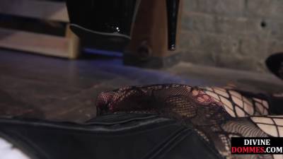 Black mistress trampling on subs - hotmovs.com