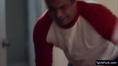 Muscled Draven Navarro blows ts stepsister Summer Raynes shecock - fetishpapa.com