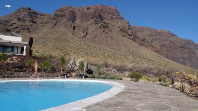 Melena Maria - Walks Naked On The Beach - hotmovs.com