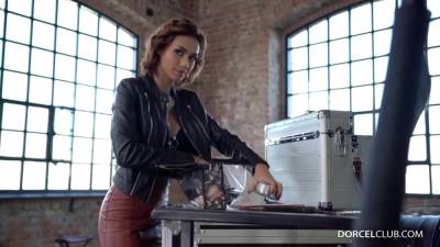 Veronica Takes A Rough Butt Fuck Banging - upornia.com