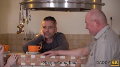 Un Vieil Homme Fait Une Connaissance Intime Avec Nouvelle Petite Amie De Son Fils - hotmovs.com