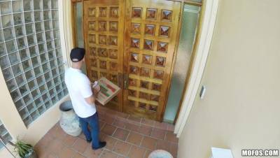 Nicole Bexley - Natural Teen Tricks Pizza Man - veryfreeporn.com