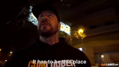 Muscled Beefy Guy Busts His Load Over Lips Of Black Girl - hotmovs.com