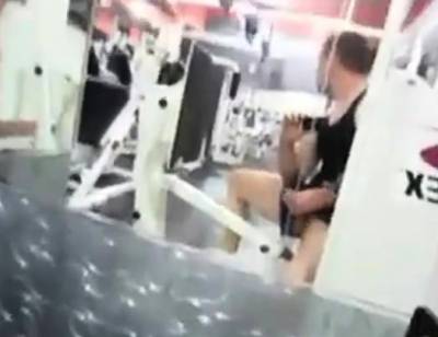 masturbandose en el gym - nvdvid.com