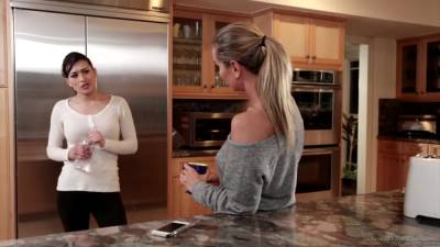 Random Babes 2 - upornia.com