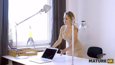 MATURE4K. Mature knows nothing about IT so she easily agrees to have sex - txxx.com