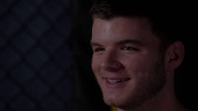 Hunky gym amateur stroking hairy shaft - nvdvid.com