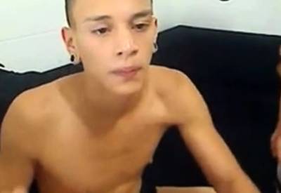 chupando y tragando semen - nvdvid.com