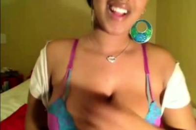 Black Woman Shows Off Her Pretty Breasts - icpvid.com