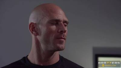 Ariella Ferrera - Johnny Sins - La Puta Guardiana - porntry.com