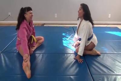 Isamar With Friend Catfight - upornia.com