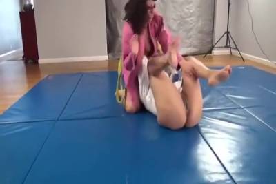 Isamar With Friend Catfight - upornia.com