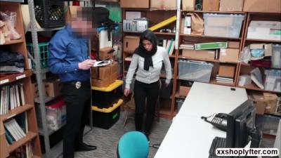 Ella kneels and suck Dudes big boner - fetishpapa.com