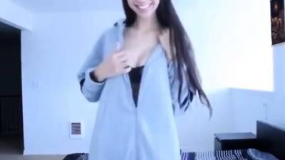 Sexy Petite Asian Strips and Dances Naked - nvdvid.com