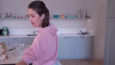 Je Cuisine Et Me Deshabille Chez Des Amis - hotmovs.com